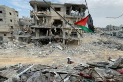 Debris of more than 400,000 buildings have completely or partially filled the Gaza Strip (Arab World Press)